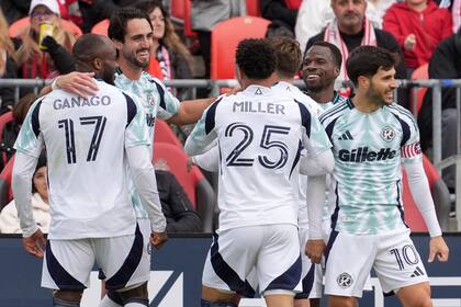 Gil y Campana anotan y Revolution vence 2-0 a Toronto en la MLS