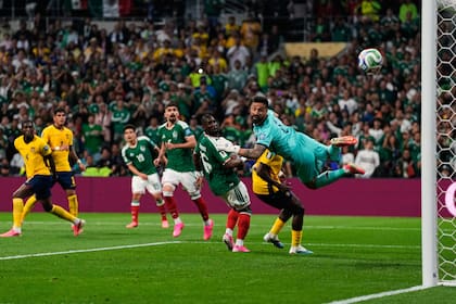 Gilberto Mora (19) remata y la pelota se estrellará en el poste, ante el vuelo de Hernán Galíndez; el juvenil mexicano enseñó jerarquía en el juego con Ecuador
