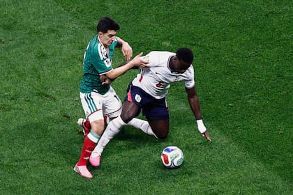Gilberto Mora presiona al defensor Marc Guehi durante el duelo entre Inglaterra y México
