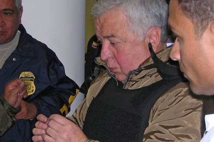 El narcotraficante colombiano Gilberto Rodríguez Orejuela, antes de su vuelo de extradición de Bogotá a Miami, en 2004