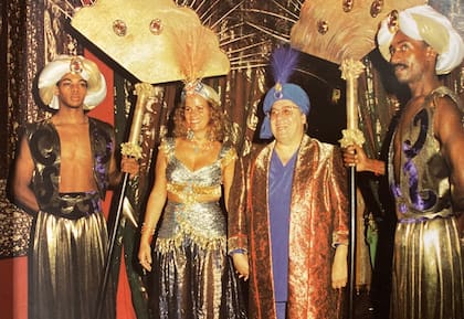 Gilberto Scarpa y su exesposa, Henriqueta, anfitriones de la fiesta que llamaron "Las Mil y Una Noches"