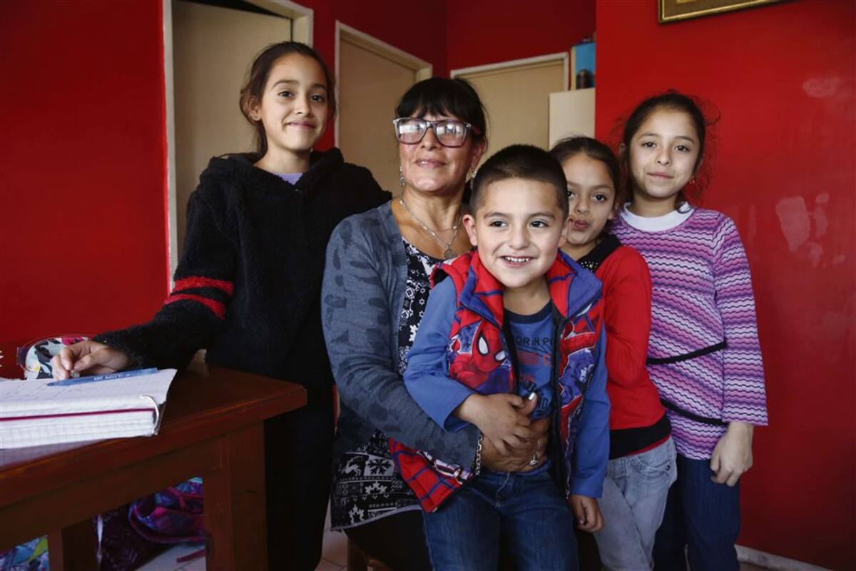 Gilda, rodeada por sus cuatros nietos: Maite, Uma, Julieta y Romeo