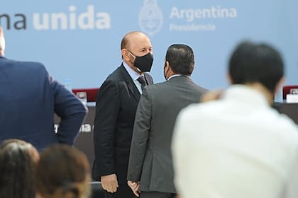 Gildo Infrán, que había dictado las restricciones más duras, ahora está disponiendo la apertura de ciertas actividades, como la de los gimnasios