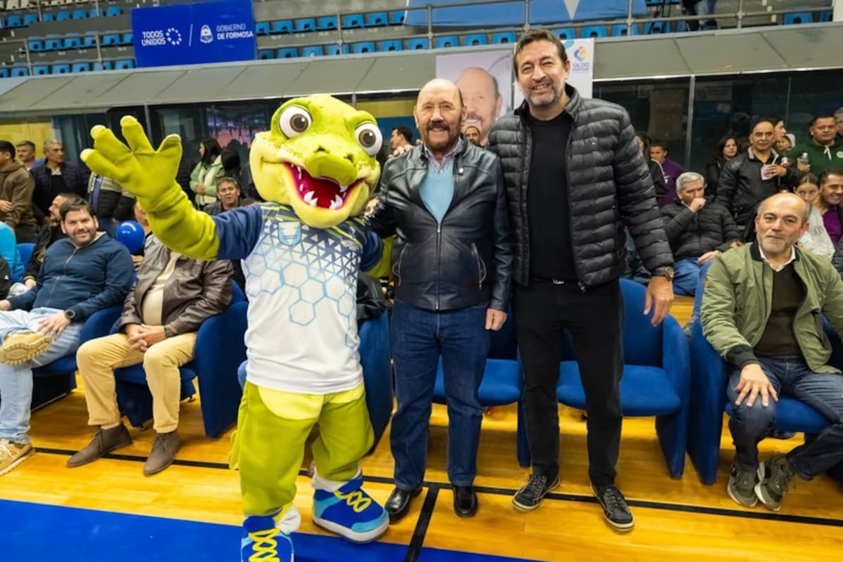Gildo Insfrán y el titular del IPS, Edgardo Pérez, posan con el "Yacaré", la mascota oficial de los Juegos 2026, tras votación online entre 16 animales de la fauna autóctona.