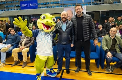 Gildo Insfrán y el titular del IPS, Edgardo Pérez, posan con el "Yacaré", la mascota oficial de los Juegos 2026, tras votación online entre 16 animales de la fauna autóctona.
