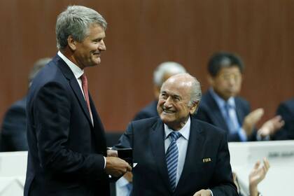 Gill, ayer, junto a Blatter