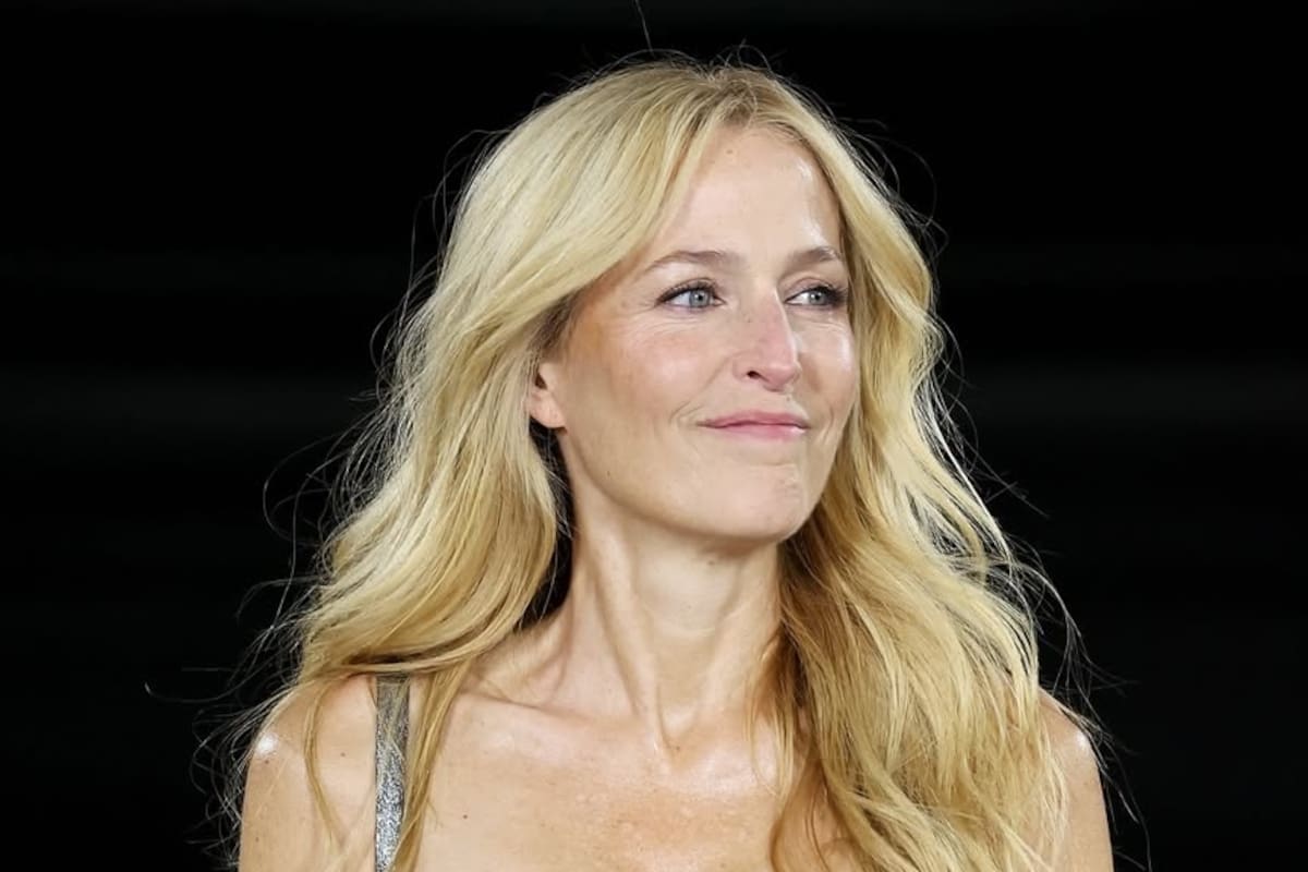 Gillian Anderson debutó en la pasarela y se lució junto a numerosas figuras de Hollywood que desfilaron en París