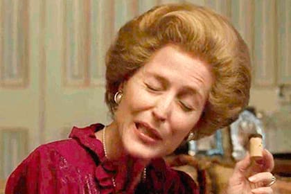 Gillian Anderson en su brillante interpretación de la Dama de Hierro, Margaret Thatcher
