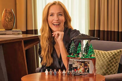 Gillian Anderson, feliz con el lanzamiento del set que recrea elementos del universo de The X-Files