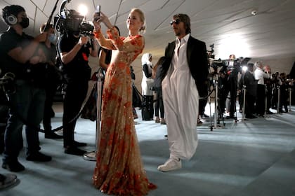 Gillian Anderson se saca una selfie con el diseñador de moda italiano Pierpaolo Piccioli a su llegada a la ceremonia de entrega de premios Fashion Trust Arabia en el Museo Nacional de Qatar