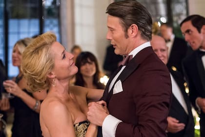 Gillian Anderson y Mads Mikkelsen, en la tercera temporada de Hannibal