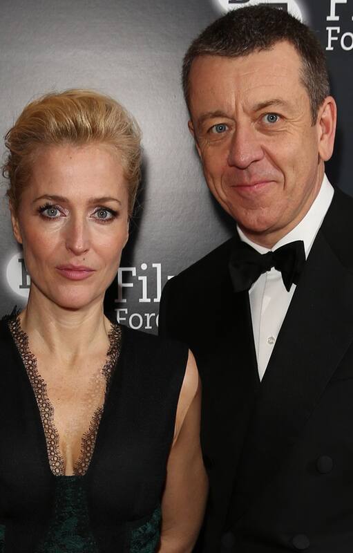 Gillian Anderson y Peter Morgan, tiempo atrás cuando desfilaban juntos por las alfombras rojas