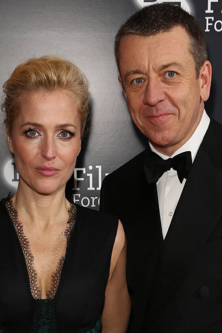 Gillian Anderson y Peter Morgan, tiempo atrás cuando desfilaban juntos por las alfombras rojas