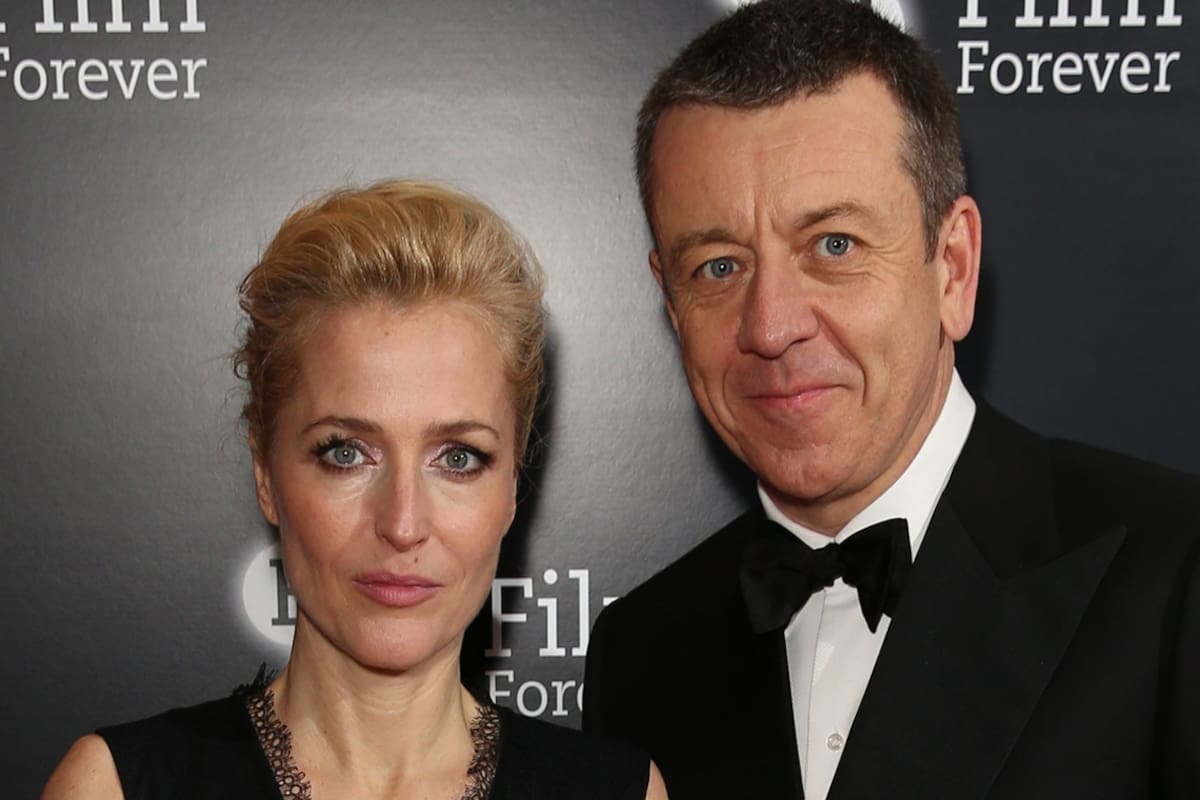 Gillian Anderson y Peter Morgan, tiempo atrás cuando desfilaban juntos por las alfombras rojas