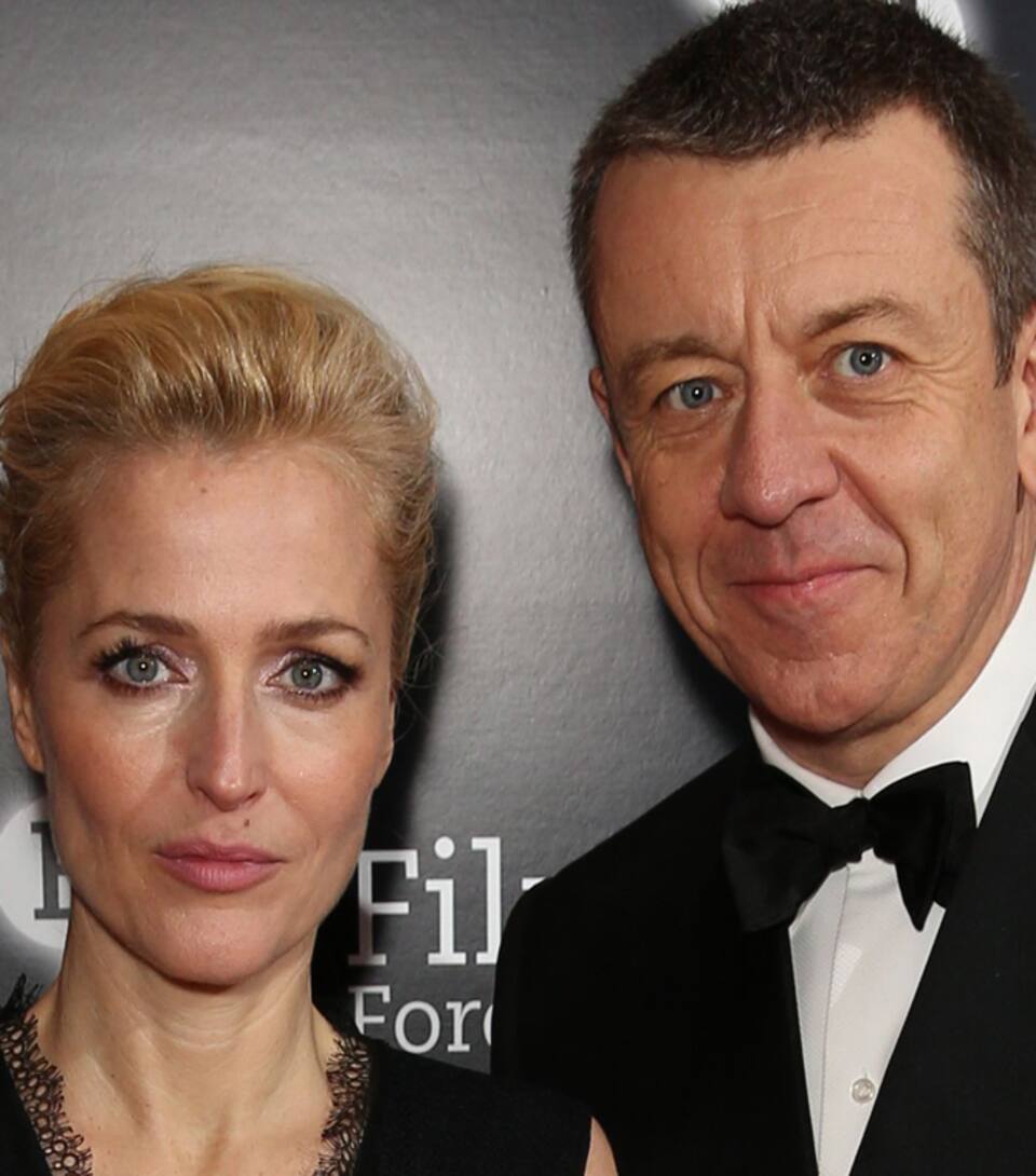 Gillian Anderson y Peter Morgan, tiempo atrás cuando desfilaban juntos por las alfombras rojas