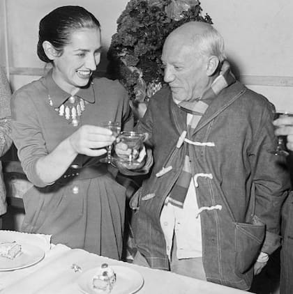 Gilot y Picasso brindando por su cumpleaños 70 (Foto: Getty Images)