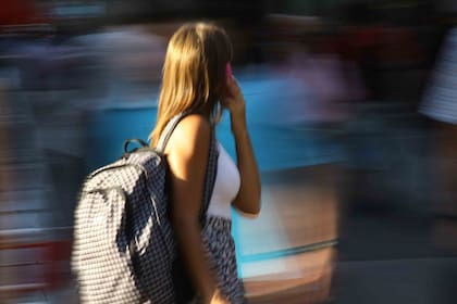 Cuando el robo se produce con el celular en uso, el aparato está desbloqueado y eso permite a los delincuentes operar sobre los datos de manera más fácil