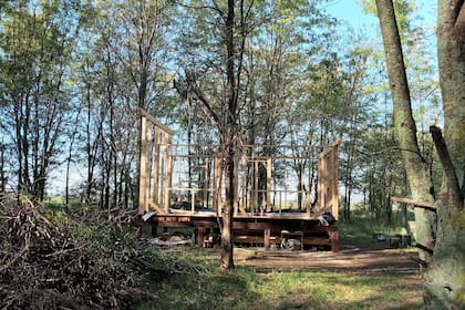 Gime y Juan Manuel empezaron a visitar el terreno algunos fines de semana en el verano. Un día, simplemente, se sentaron a tomar mate y a pensar dónde iban a construir.
