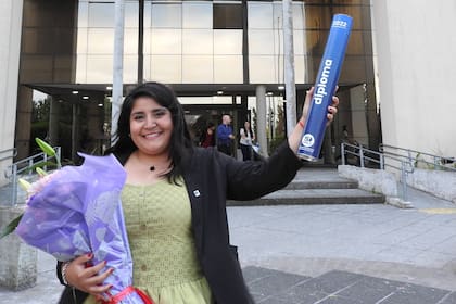 Gimena está contenta de haberse graduado en la Universidad Nacional de Lomas de Zamora; afirma que no pensó en una privada porque sus padres no podían costearla, ni siquiera ella habría llegado a hacerlo cuando comenzó a trabajar