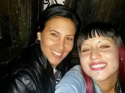 Gimena Obreque (der.) con su madre, Marina Villalba