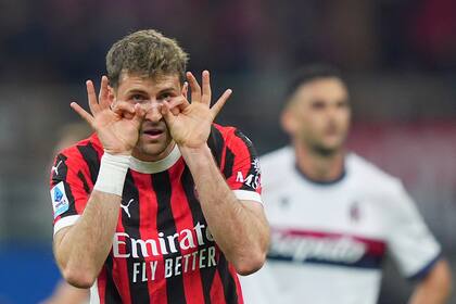 Giménez despierta con doblete y Milan remonta para vencer 3-1 a Bologna en la Serie A