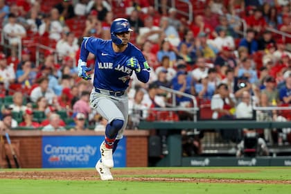 Giménez y Kirk conectan jonrones por Azulejos, que superan 10-9 a Cardenales