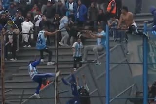 Barras de los dos equipos se enfrentaron en Jujuy y obligaron a frenar el partido (pero luego siguió)