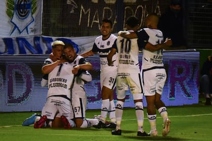 Gimnasia no perdonó a Patronato en el comienzo de la Copa Liga Profesional; el Lobo fue muy efectivo
