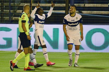 Johan Carbonero festejó el primer gol de Gimnasia, con la complicidad del arquero Sappa