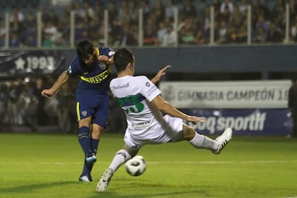 Pablo Pérez anota de derecha el primer gol de Boca.