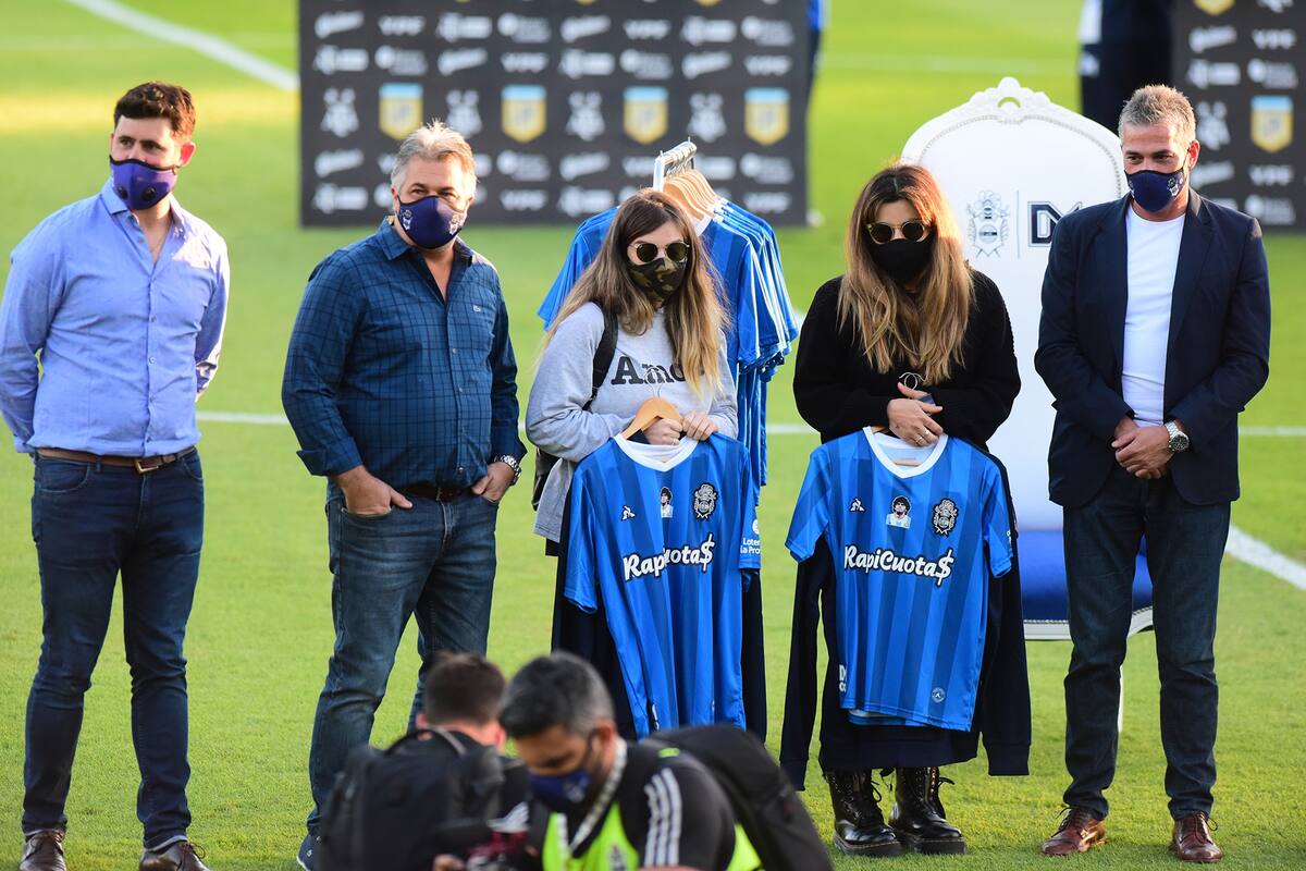 Gimnasia de La Plata-Huracán . Homenaje a Diego Maradona