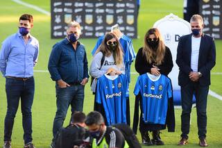 Homenaje a Maradona: Dalma, Gianinna, lágrimas y 50 claveles en el Bosque