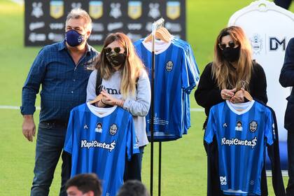 Dalma y Gianinna Maradona reciben emocionadas la camiseta del homenaje.