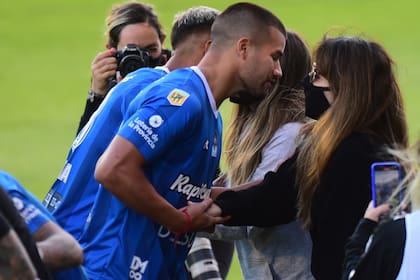Todos los jugadores saludaron a Dalma y Gianinna Maradona, presentes en el homenaje a su padre.