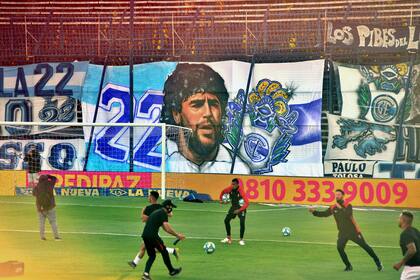 Las banderas maradonianas, en la cancha.