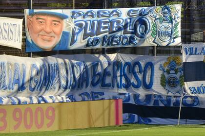 Las banderas maradonianas, en la cancha.