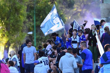 Los hinchas de Gimnasia, autoconvocados en la puerta del estadio.
