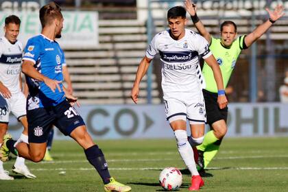 Gimnasia empezó perdiendo con Talleres pero luego se impuso 2-1 en el Bosque; el árbitro Echenique tuvo trabajo con el VAR