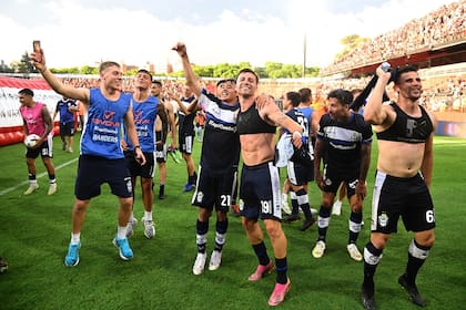Gimnasia festeja después de conseguir el 1-0 sobre Colón que le aseguró la permanencia en la primera división