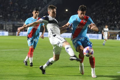 Gimnasia fue de menor a mayor para derrotar a un duro Arsenal