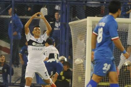 Gimnasia le dio un golpe a Vélez en Liniers