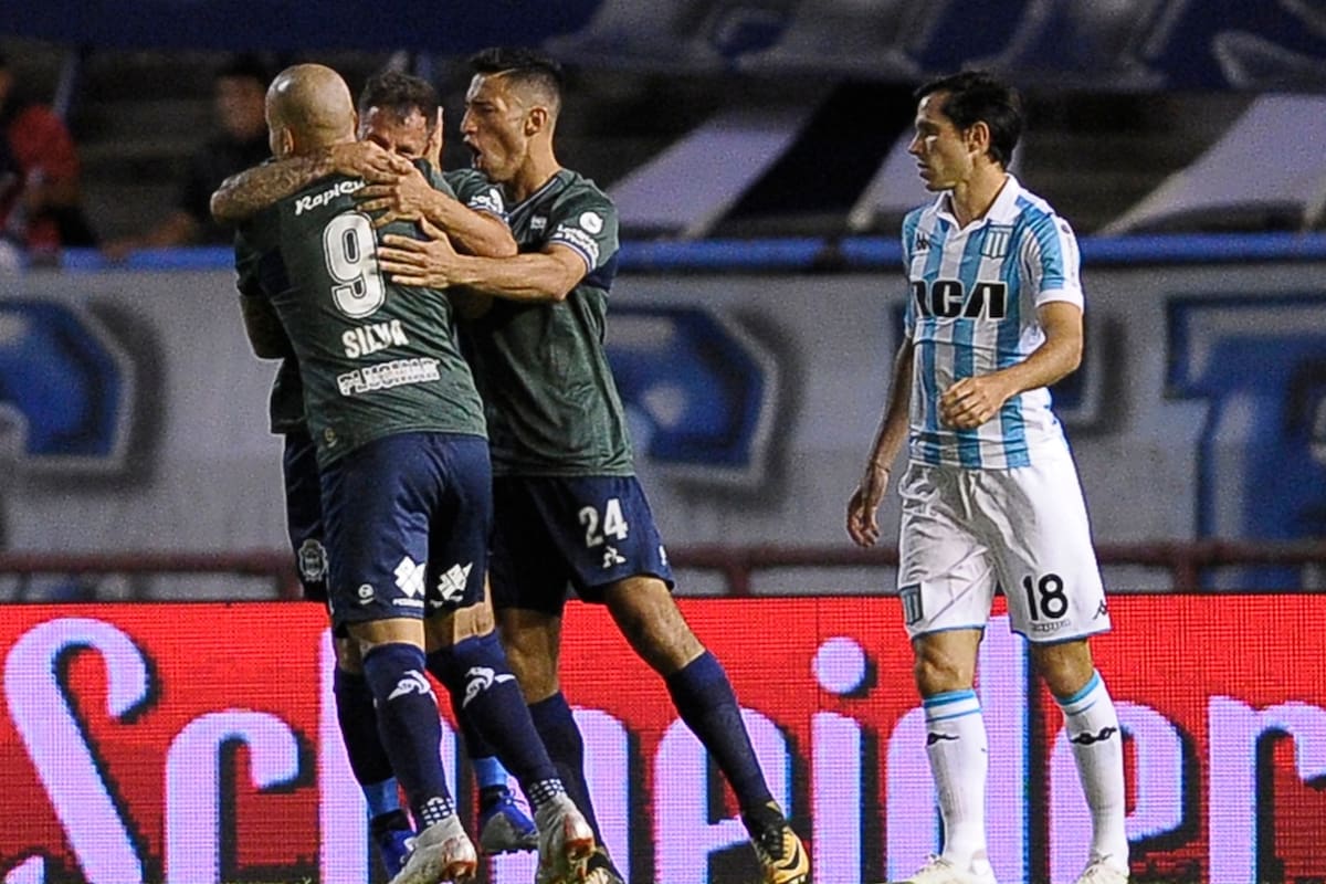 Gimnasia sorprende a Racing en el arranque del torneo
