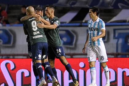 Gimnasia sorprende a Racing en el arranque del torneo