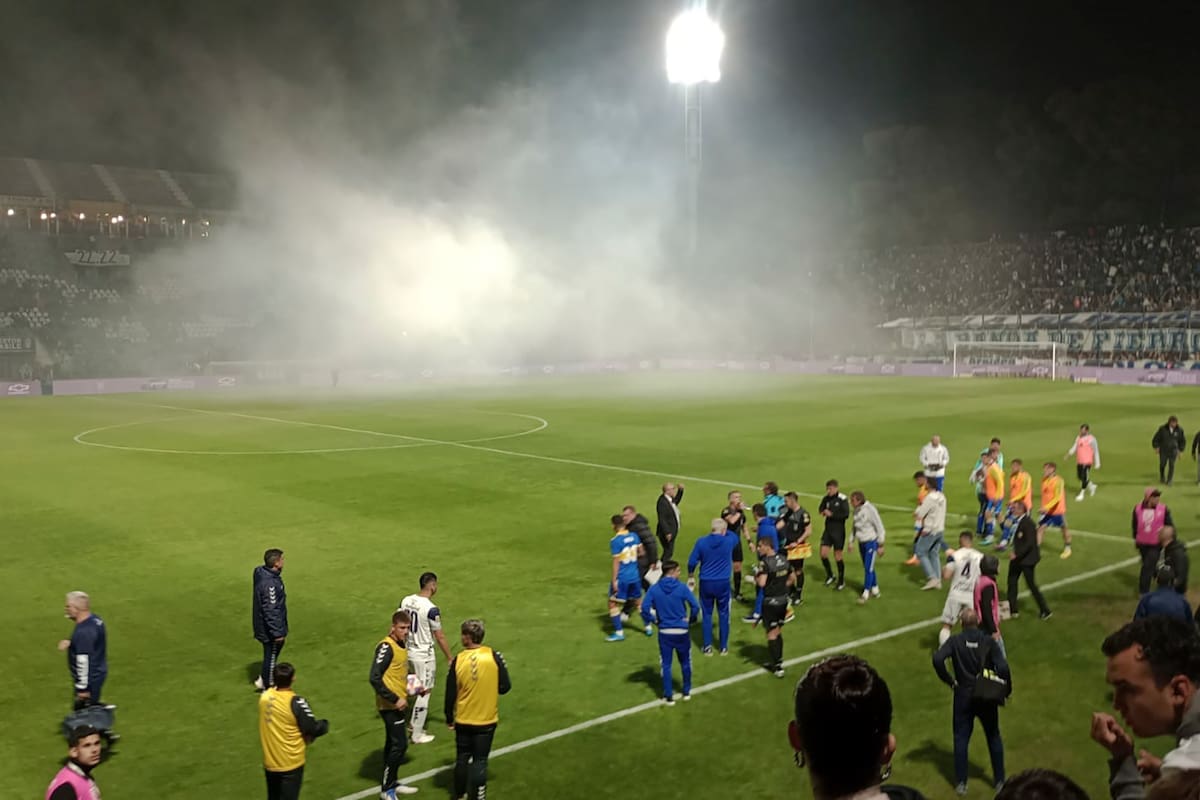 Gimnasia vs. Boca fue interrumpido a los nueve minutos de juego; al principio resultó demorado, pero después de un rato, vistas las proporciones del desmadre, fue suspendido.