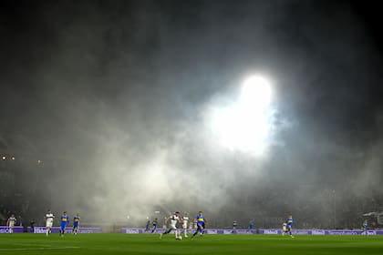 Gimnasia y Boca jugaron nueve minutos bajo gases lacrimógenos por enfrentamientos en las inmediaciones del estadio del Lobo, hasta que fue imposible continuar.