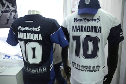 Gimnasia ya vendió 1000 camisetas con le nombre de Maradona, el DT que será presentado hoy en el estadio del Lobo