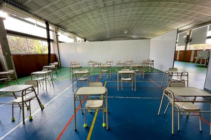 Gimnasio transformado en aula para ganar espacio hacia una mayor presencialidad en el colegio Northlands de Nordelta, provincia de Buenos Aires