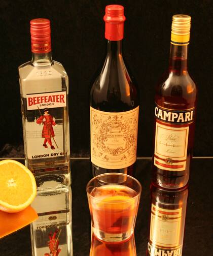 Gin, bitter y vermouth rosso, los tres ingredientes principales del Negroni.