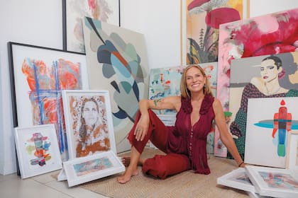 Gina frente a algunas de sus obras y retratos regalados por sus amigos artistas. “Me gusta trabajar en abstracto porque la mancha parece fácil, simple
a primera vista, pero la realidad es que para llegar a la mancha hay que lidiar con sentimientos y recuerdos que no siempre te ponen bien”, explica la
artista, que expondrá sus obras en la muestra colectiva.