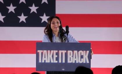 Gina Hinojosa se perfila como la máxima candidata demócrata para enfrentar a Greg Abbott en Texas